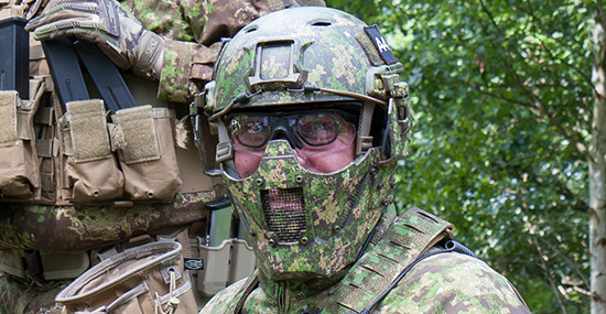 Helm mit Gesichtsschutz